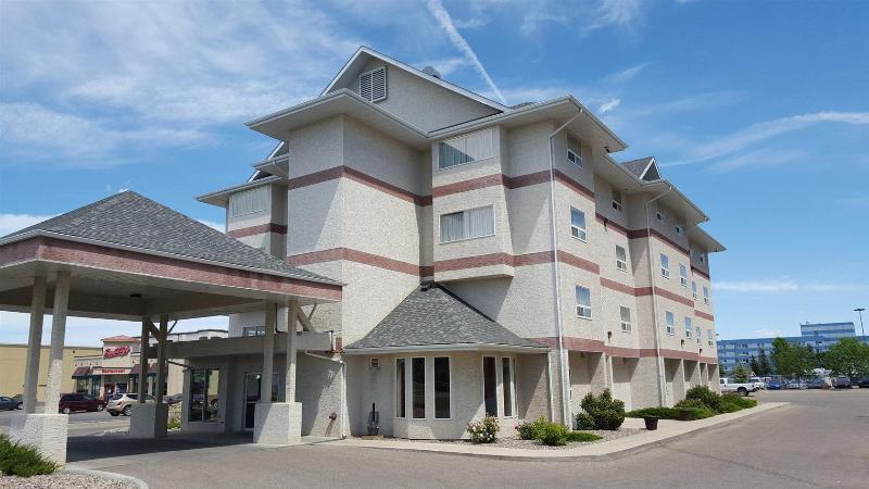 SureStay Plus Hotel by Best Western Lethbridge Exterior foto